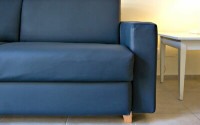 Santa Giulia Bilocale Executive: Meubles, Canapé, Bleu, Canapé-Lit, Canapé-Lit, Chaise, Pièce, Sol, Design Intérieur, Salon