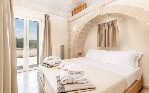 Il Casalino - Corte dei Messapi: Meubles, Propriété, Bâtiment, Confort, Textile, Bois, Design Intérieur, Cadre De Lit, Sol, Lit