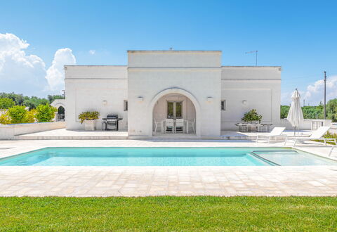 Il Casalino - Corte Dei Messapi: Ciel, Plante, L'Eau, Propriété, Nuage, Bleu Azur, Rectangle, Herbe, Piscine, Bâtiment