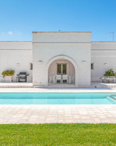 Il Casalino - Corte dei Messapi: Ciel, Plante, L'Eau, Propriété, Nuage, Bleu Azur, Rectangle, Herbe, Piscine, Bâtiment