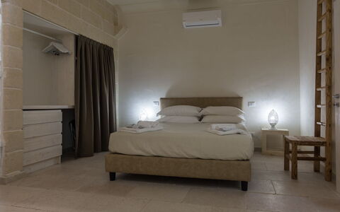 La Residenza - Corte dei Messapi: Chambre, Lit, Meubles, Pièce, Propriété, Drap De Lit, Cadre De Lit, Matelas, Sol, Literie