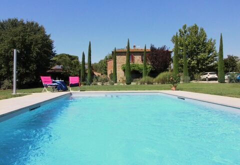 Galleria di Brolio: L'Eau, Ciel, Plante, Propriété, Piscine, Bâtiment, Bleu Azur, Arbre, Loisir, Herbe