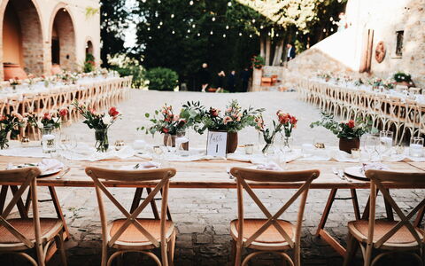 Quercia Al Poggio - Weddings And Events: Décoration, Table, Meubles, Plante, Nappe De Table, Chaise, Architecture, Design Intérieur, Jaune, Hall De Fonction