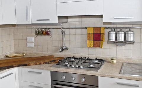 Villa Eleonora: Comptoir, Cabinetry, Cuisine, Pièce, Meubles, Propriété, Tuile, Tiroir, Cuisinière, Design Intérieur