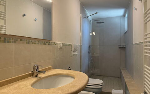 Villa Eleonora: Salle De Bains, Lavabo, Luminaire Plomberie, Sol, Mur, Évier, Design Intérieur, Sol, Robinet, Miroir