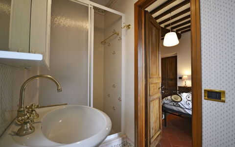 Villa Gelsomino: Salle De Bains, Pièce, Propriété, Design Intérieur, Bâtiment, Architecture, Mur, Évier, Maison, Luminaire Plomberie