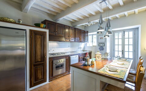 Villa Magnolia: Comptoir, Pièce, Propriété, Cuisine, Meubles, Cabinetry, Bâtiment, Plafond, Design Intérieur, Sol