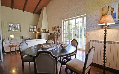 Villa Mimosa: Pièce, Propriété, Salle À Manger, Bâtiment, Design Intérieur, Meubles, Table, Immobilier, Maison, Domicile
