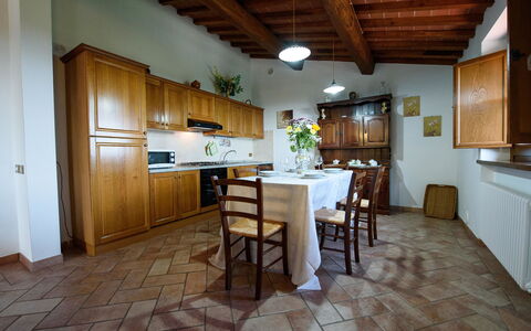Villa Rubino: Propriété, Pièce, Bâtiment, Meubles, Cuisine, Sol, Design Intérieur, Comptoir, Maison, Immobilier