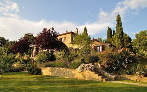 Villa Rosmarino: Propriété, Paysage Naturel, Ciel, Biens, Maison, Herbe, Domicile, Arbre, Bâtiment, Nuage