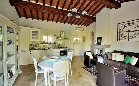 Villa Rosmarino: Propriété, Pièce, Bâtiment, Design Intérieur, Plafond, Maison, Meubles, Immobilier, Salle À Manger, Domicile