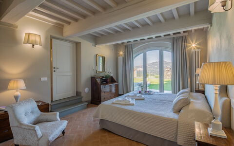 Villa Chiara: Chambre, Pièce, Meubles, Design Intérieur, Propriété, Plafond, Lit, Bâtiment, Cadre De Lit, Mur