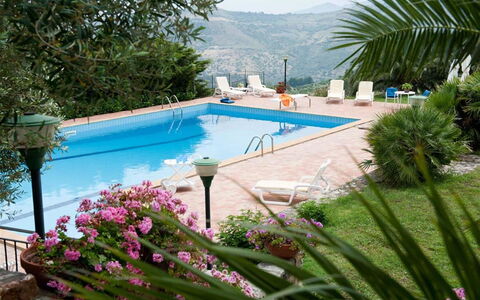 Villa Ivoni: Propriété, Piscine, Recours, Vacances, Immobilier, Maison, Bâtiment, Herbe, Loisir, Villa