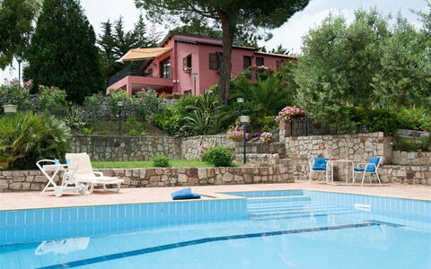 Villa Ivoni: Piscine, Propriété, Loisir, Maison, Bâtiment, Immobilier, Centre De Loisirs, Villa, Domicile, Zone Résidentielle