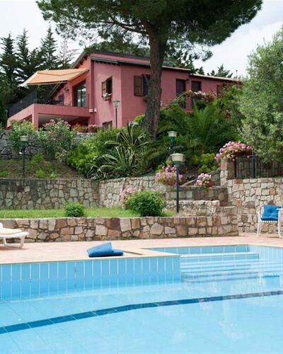 Villa Ivoni: Piscine, Propriété, Loisir, Maison, Bâtiment, Immobilier, Centre De Loisirs, Villa, Domicile, Zone Résidentielle