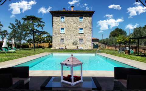Villa Il Palazzo: L'Eau, Ciel, Nuage, Plante, Propriété, Bâtiment, Piscine, Bleu Azur, Arbre, Éclairage