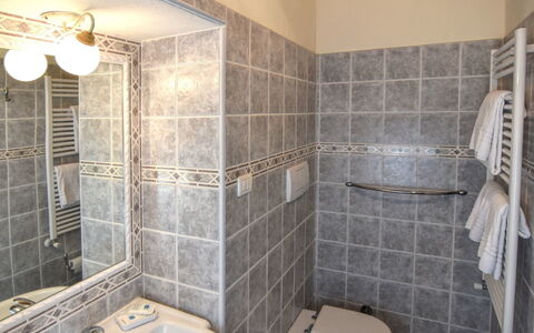 Villa Il Palazzo: Salle De Bains, Pièce, Tuile, Propriété, Mur, Sol, Immobilier, Design Intérieur, Luminaire Plomberie, Marbre