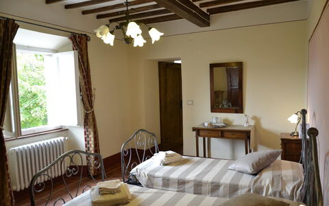 Villa Il Borgo: Pièce, Propriété, Meubles, Bâtiment, Design Intérieur, Plafond, Chambre, Maison, Lit, Immobilier