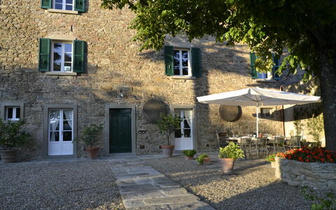 Villa Il Borgo: Propriété, Maison, Bâtiment, Domicile, Immobilier, Chalet, Cour, Architecture, Biens, Pavé