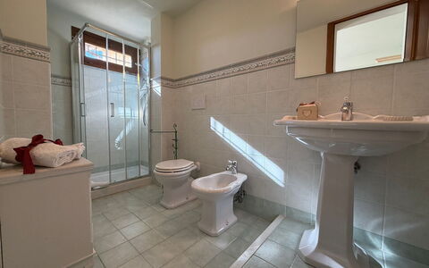 Villa Mira: Sol, Sol, Luminaire Plomberie, Design Intérieur, Évier, Robinet, Salle De Bains, Plomberie, Lavabo, Pièce
