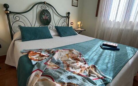 Villa Mira: Chambre, Linge, Design Intérieur, Meubles, Drap De Lit, Lit, Textile, Literie, Pièce, Sol