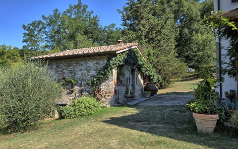 Villa Marina: Propriété, Maison, Mur, Domicile, Chalet, Immobilier, Arbre, Bâtiment, Herbe, Jardin
