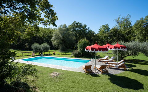 Villa Marina: Plante, L'Eau, Ciel, Piscine, Ombre, Parapluie, Arbre, Bâtiment, Mobilier De Jardin, Chaise
