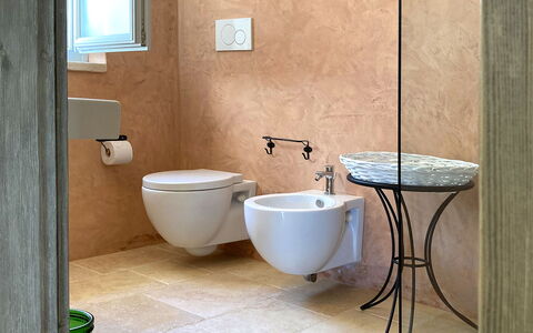 Trullo Oak: Marron, Luminaire Plomberie, Propriété, Bâtiment, Salle De Bains, Siège De Toilette, Lavabo, Toilette, Violet, Robinet