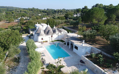 Trullo Oak: L'Eau, Plante, Ciel, Arbre, Bâtiment, Bleu Azur, Piscine, Immobilier, Loisir, Paysage