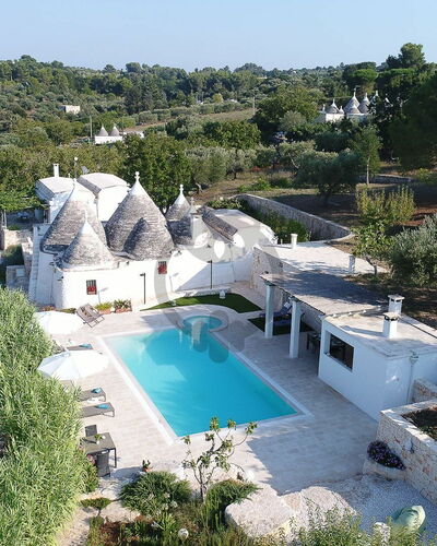 Trullo Oak: L'Eau, Plante, Ciel, Arbre, Bâtiment, Bleu Azur, Piscine, Immobilier, Loisir, Paysage