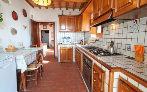 Podere Santa Lucia: Propriété, Comptoir, Pièce, Cuisine, Bâtiment, Meubles, Cabinetry, Design Intérieur, Immobilier, Maison