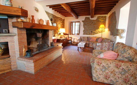 Podere Santa Lucia: Pièce, Propriété, Salon, Foyer, Cheminée, Bâtiment, Domicile, Sol, Design Intérieur, Maison