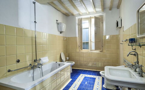 Villa Montalcinello In Siena, Private Pool: Miroir, Robinet, Luminaire Plomberie, Baignoire, Propriété, Évier, Salle De Bains, Fenêtre, Lavabo, Violet