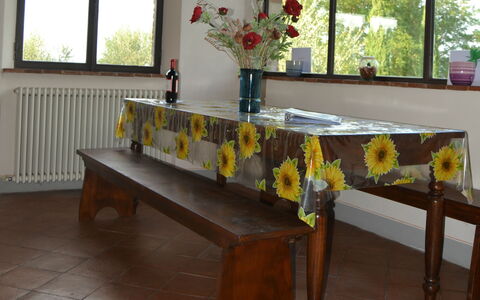 Villa Cafaggiola: Meubles, Table, Pièce, Nappe De Table, Sol, Rectangle, Textile, Sol, Table Cuisine Et Salle A Manger, Linge