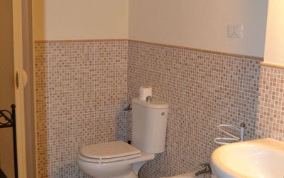Trilocale Primo Piano con Balcone: Propriété, Siège De Toilette, Luminaire Plomberie, Toilette, Lavabo, Salle De Bains, Violet, Évier, Architecture, Design Intérieur
