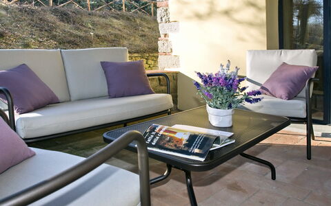 Villa Del Monte: Meubles, Table Basse, Violet, Table, Salon, Canapé, Pièce, Patio, Design Intérieur, Mobilier De Jardin