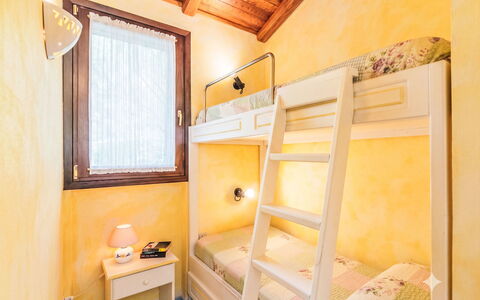 Dalila: Chambre, Lit, Design Intérieur, Domicile, Meubles, Cadre De Lit, Plafond, Literie, Drap De Lit, Hôtel