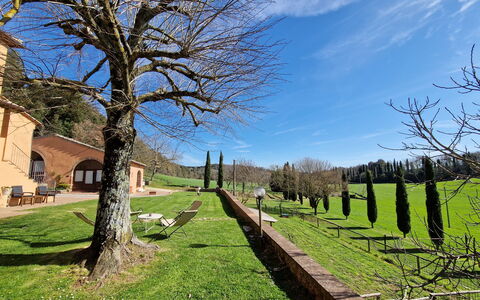 Villa Le Caggia: Ciel, Plante, Nuage, Fenêtre, Paysage Naturel, Bâtiment, Arbre, Branche, Lot Terre, Végétation