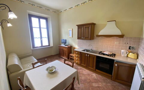 Bazzani Apartments In Siena: Meubles, Propriété, Table, Fenêtre, Bois, Cabinetry, Chaise, Design Intérieur, Bâtiment, Plante D'Appartement