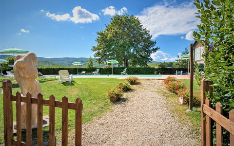 Bazzani Apartments In Siena: Nuage, Ciel, Plante, La Nature, Paysage Naturel, Clôture, Arbre, Lot Terre, Bois, Herbe