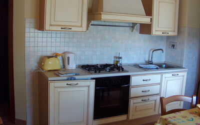 Trilo 4: Cabinetry, Comptoir, Meubles, Propriété, Évier, Bâtiment, Robinet, Bleu, Cuisine, Bois