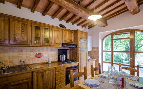 Villa Le Capanne: Pièce, Propriété, Bâtiment, Meubles, Design Intérieur, Maison, Plafond, Cuisine, Domicile, Cabinetry