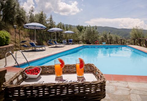 Villa Le Capanne: Piscine, Recours, Propriété, Loisir, Vacances, Immobilier, Bâtiment, Mobilier De Jardin, Balancelle, Villa