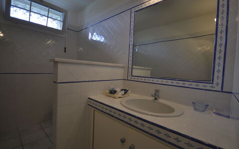 Casale Valentina: Salle De Bains, Propriété, Pièce, Architecture, Évier, Robinet, Tuile, Luminaire Plomberie, Design Intérieur, Maison