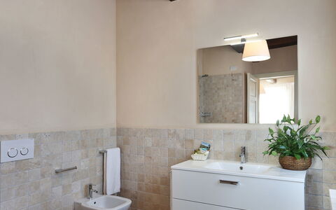 Il Grappolo: Propriété, Salle De Bains, Pièce, Tuile, Design Intérieur, Maison, Bâtiment, Immobilier, Mur, Robinet