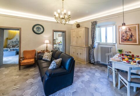 Michelangelo Cortona Apartment: Pièce, Propriété, Salon, Meubles, Design Intérieur, Immobilier, Bâtiment, Bleu, Jaune, Domicile