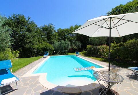 Villa Gioiosa: Ciel, Plante, Piscine, Bleu, Bâtiment, Vert, Arbre, Ombre, Mobilier De Jardin, Balancelle
