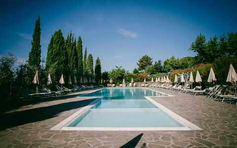 Fattoria Fronzano: L'Eau, Ciel, Jour, Plante, Nuage, Bleu Azur, Arbre, Arecales, Fontaine, Design Urbain