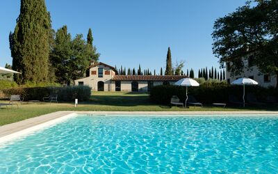 Tenuta Castiglioncelli: L'Eau, Ciel, Plante, Propriété, Piscine, Arbre, Bâtiment, La Nature, Bleu Azur, Plan D'Eau
