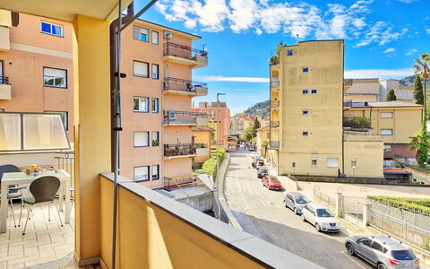 Apartment Zero - Diano Marina: Zone Résidentielle, Propriété, Bâtiment, Quartier, Appartement, Immobilier, Maison, Architecture, Jaune, Domicile